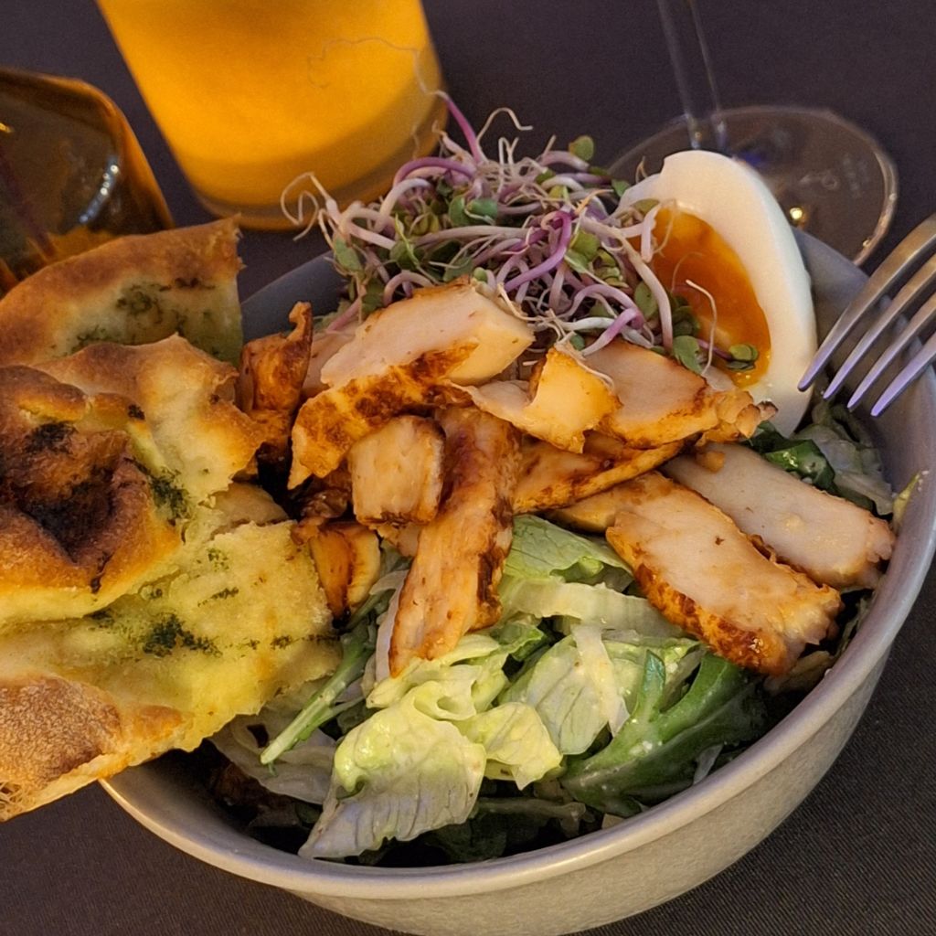 Salatbowl mit gebratenen Streifen, halbem Ei und Focaccia beim After Work Event
