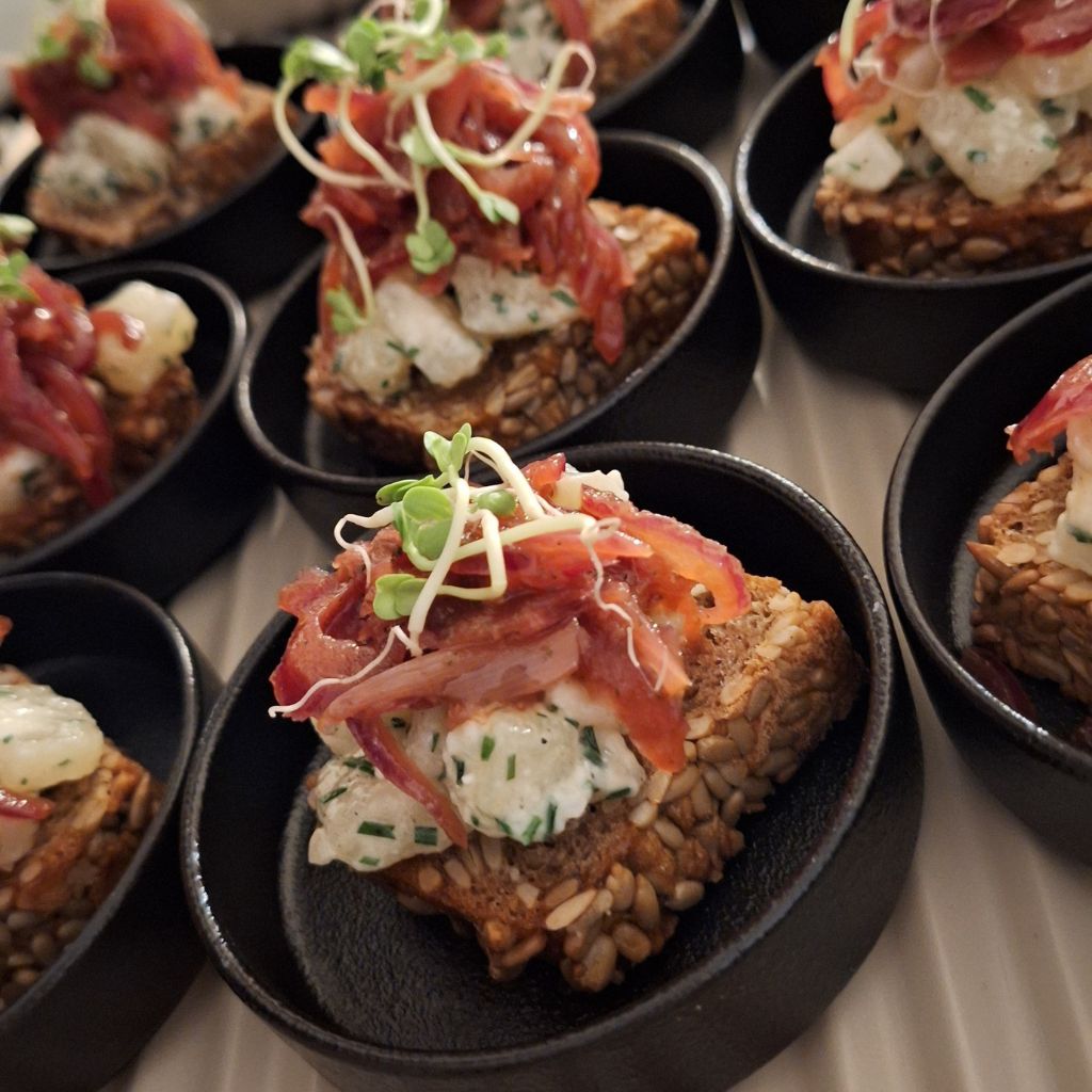 Kleine Häppchen mit Brot, Frischkäse, Chutney und Sprossen beim After Work Club