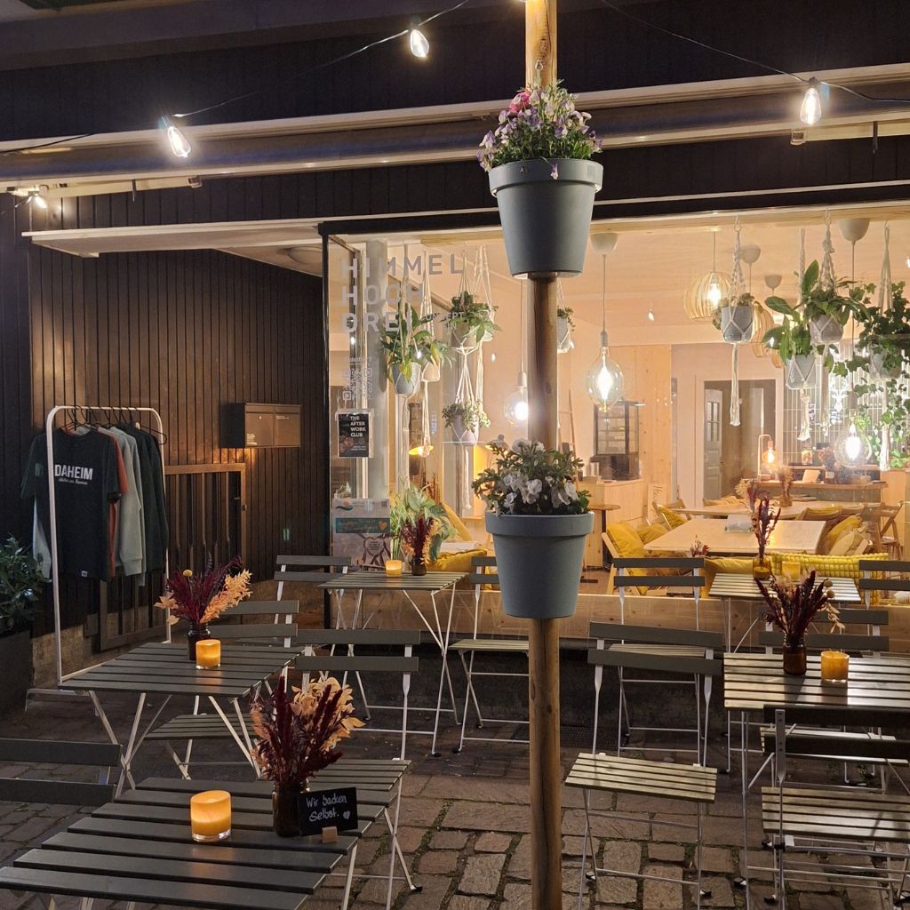 Außenansicht des Himmel Hoch Drei in Idstein mit beleuchteter Terrasse am Abend