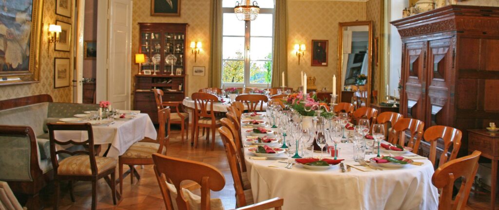 Gedeckte Tafeln im Gutshaus
