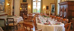 Gedeckte Tafeln im Gutshaus